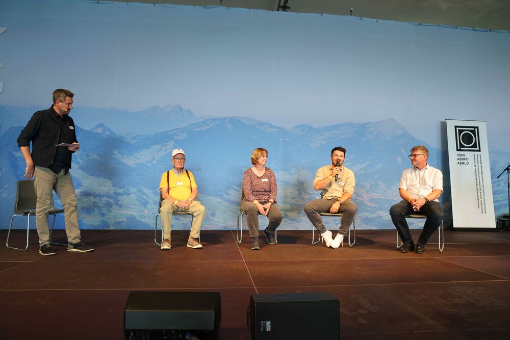 Stefan Aerni entlockt Otto Schacher, Adrienne Fiechter, Adrian Inauen und René Fasler Erinnerungen und Anekdoten aus früheren Zeiten. (Foto: Andreas Buck)